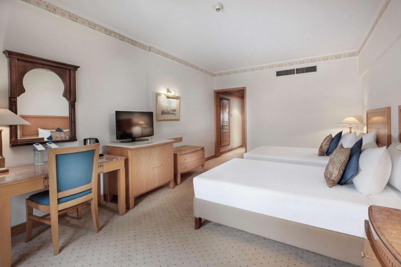 Steigenberger Nile Palace Luxor - Convention Center Bagian luar foto A room at the hotel