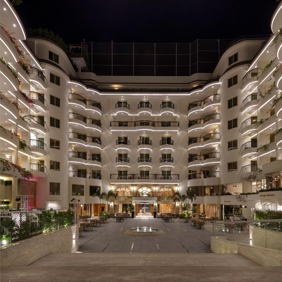 Steigenberger Nile Palace Luxor - Convention Center Bagian luar foto The hotel's courtyard