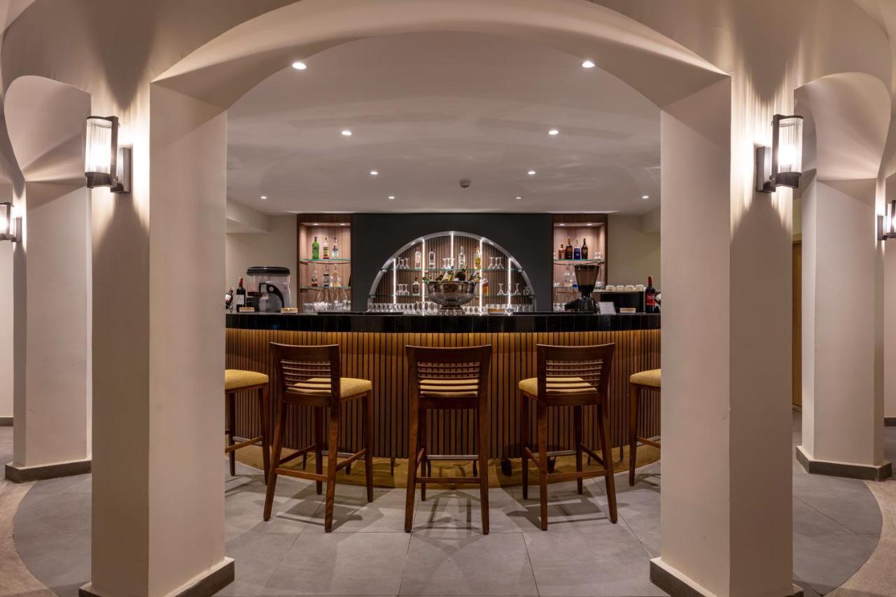 Steigenberger Nile Palace Luxor - Convention Center Bagian luar foto The bar at the hotel