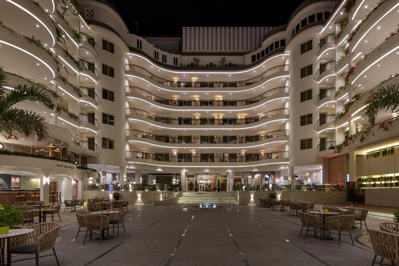 Steigenberger Nile Palace Luxor - Convention Center Bagian luar foto The hotel's courtyard