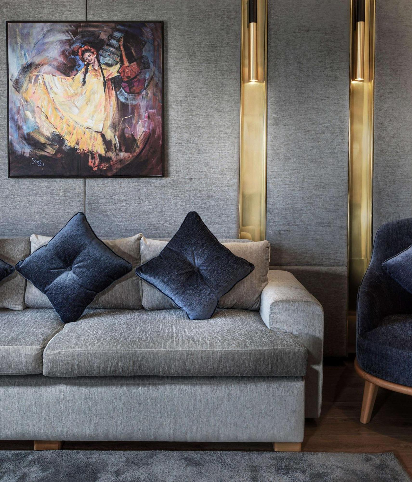 Steigenberger Nile Palace Luxor - Convention Center Bagian luar foto A sofa with cushions