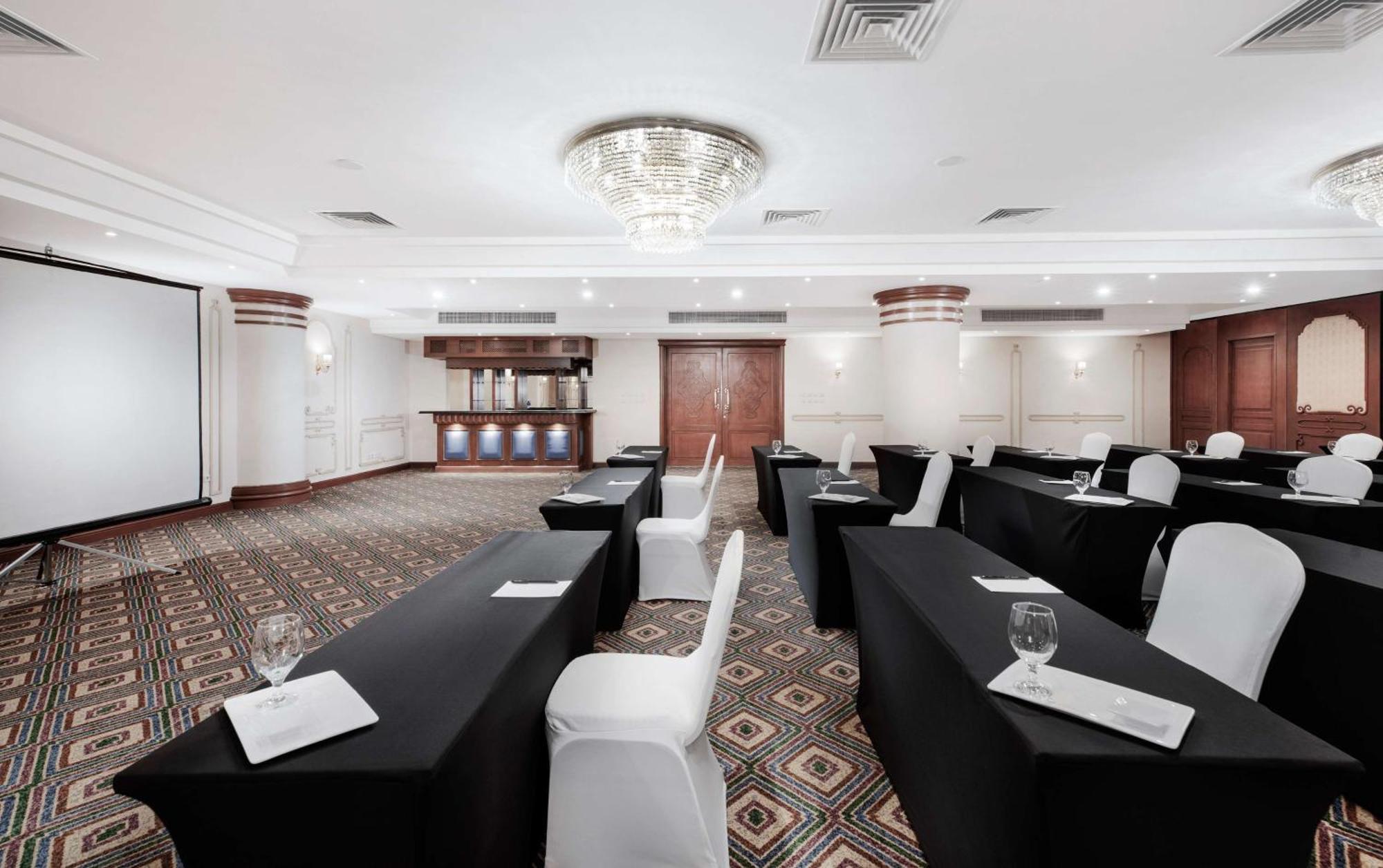 Steigenberger Nile Palace Luxor - Convention Center Bagian luar foto Meeting room