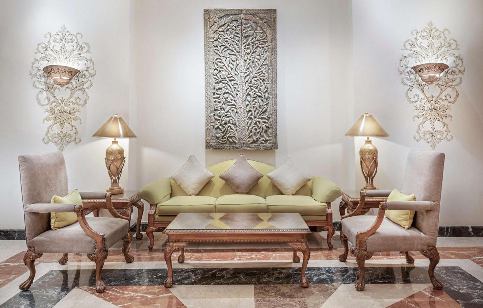 Steigenberger Nile Palace Luxor - Convention Center Bagian luar foto The lobby of the hotel