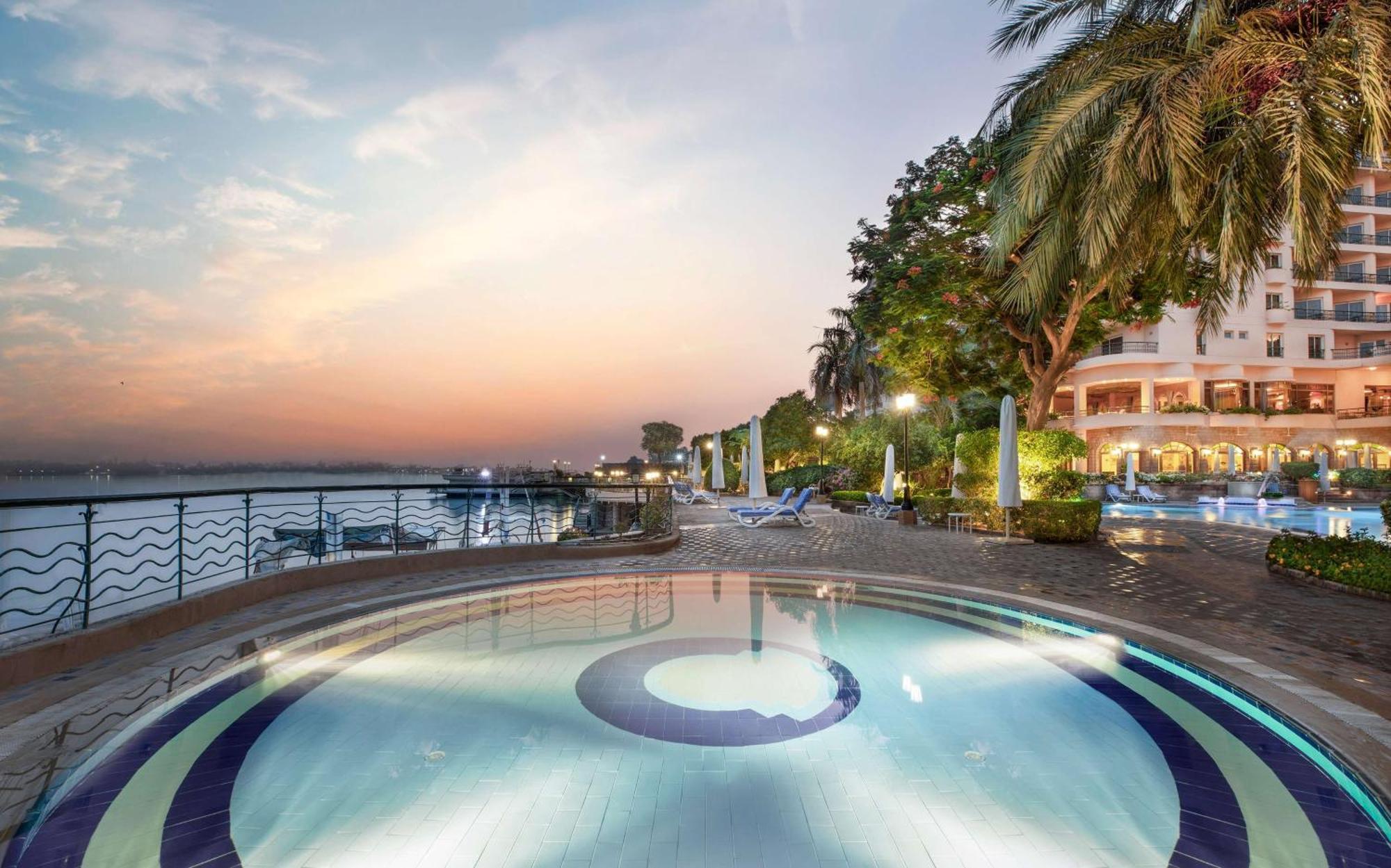 Steigenberger Nile Palace Luxor - Convention Center Bagian luar foto The pool at the Grand Hotel