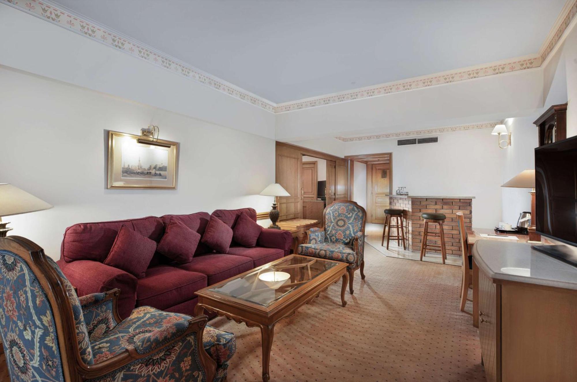 Steigenberger Nile Palace Luxor - Convention Center Bagian luar foto A suite at the Grand Hotel