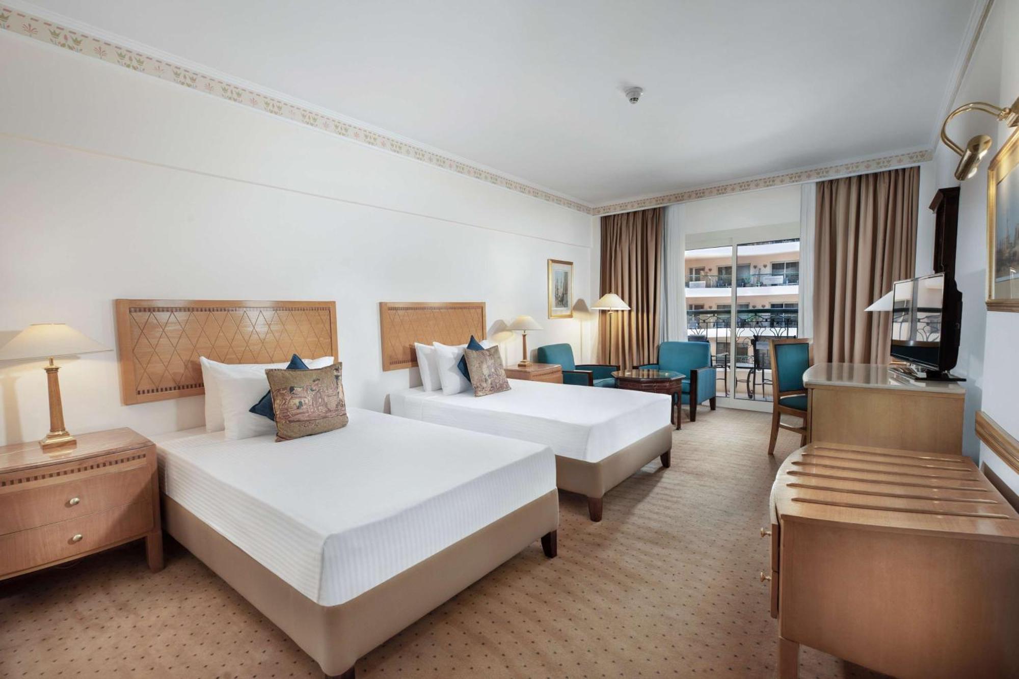Steigenberger Nile Palace Luxor - Convention Center Bagian luar foto A room at the Hilton Athens