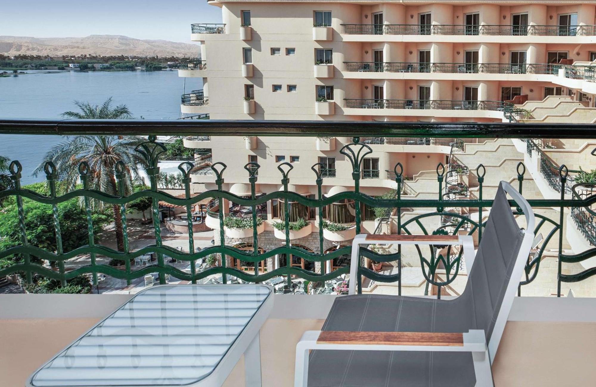 Steigenberger Nile Palace Luxor - Convention Center Bagian luar foto Balcony of a hotel room